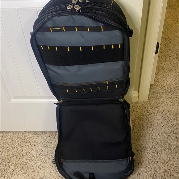 NWT Custom Leathercraft 1132 75-Pocket Tool Backpack - Picture 5 of 8